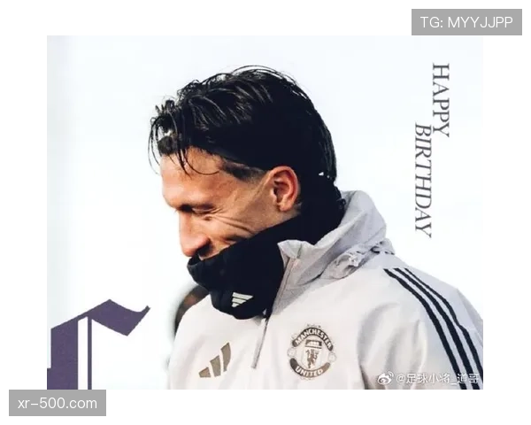 场上突发:曼联后卫利桑德罗·马丁内斯争顶后倒地,队医紧急入场 场上突发:曼联后卫利桑德罗·马丁内斯争顶后倒地,队医紧急入场